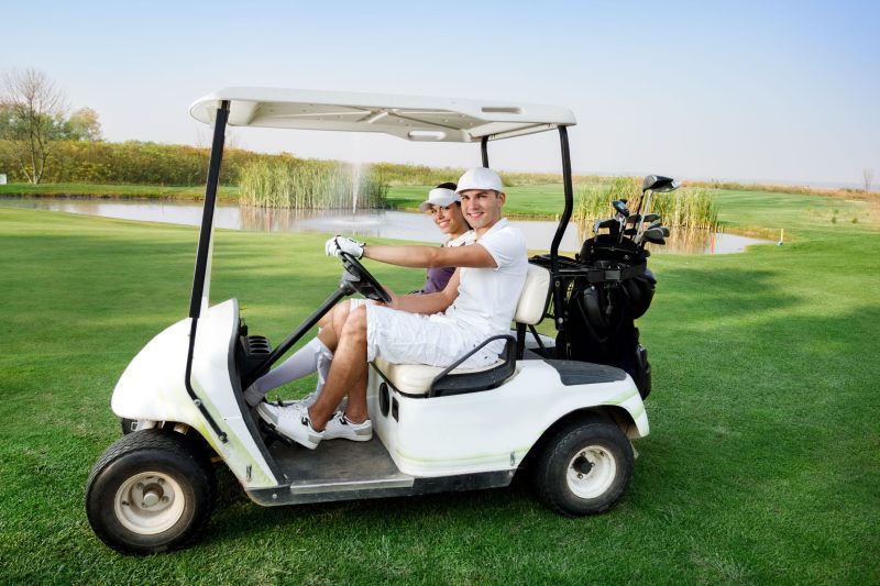 17821913_l-Couple-in-driving-buggy-on-golf-course--e1725525040151