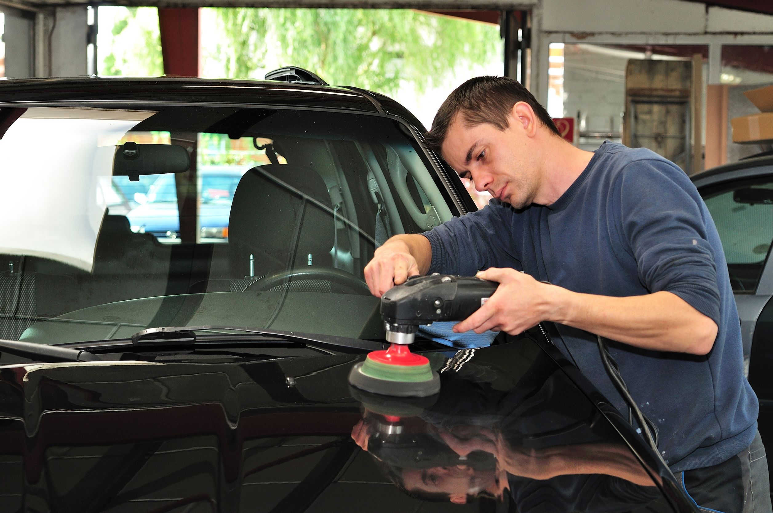 16441412_l-Worker polishing car bonnet